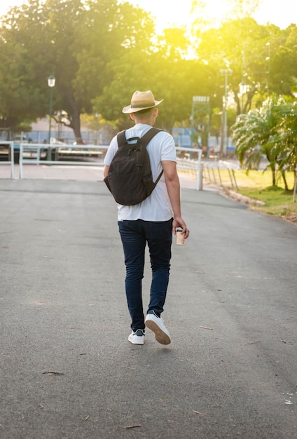 Hipster-Typ, der auf der Straße spaziert