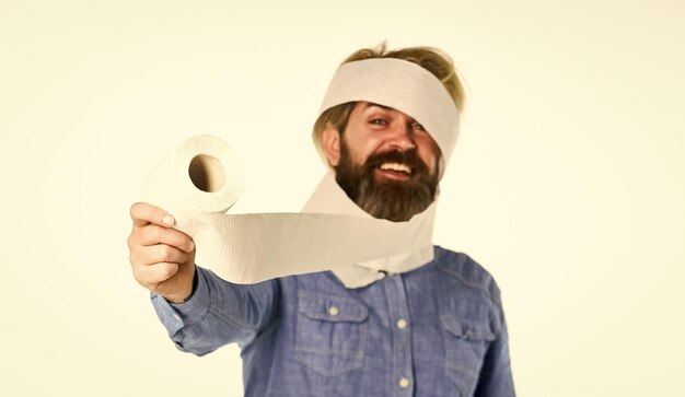 Hipster-Typ, der Spaß hat Weichheit, Stärke und Saugfähigkeit Verhindert, dass Toilettenpapier gehortet wird, Mangel an Waren, Coronavirus-Toilettenpapiermangel, Grundlegende Güter, Konsum, Mann hält Toilettenpapier