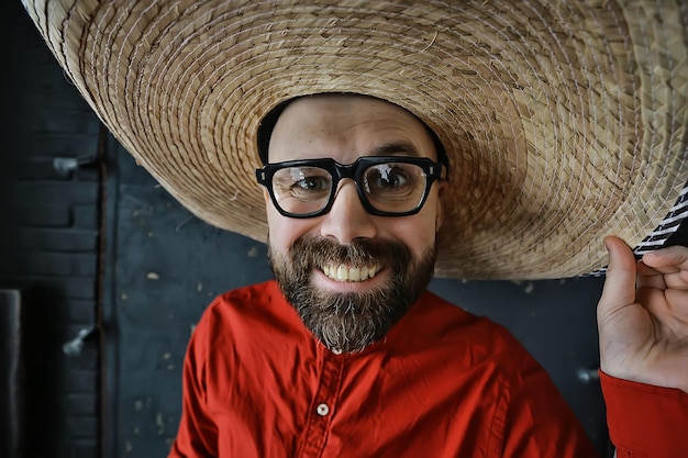 Hipster-Typ mit Brille mit grauem Bart in einem Hut mit Krempe. emotional posierender vorbildlicher mann