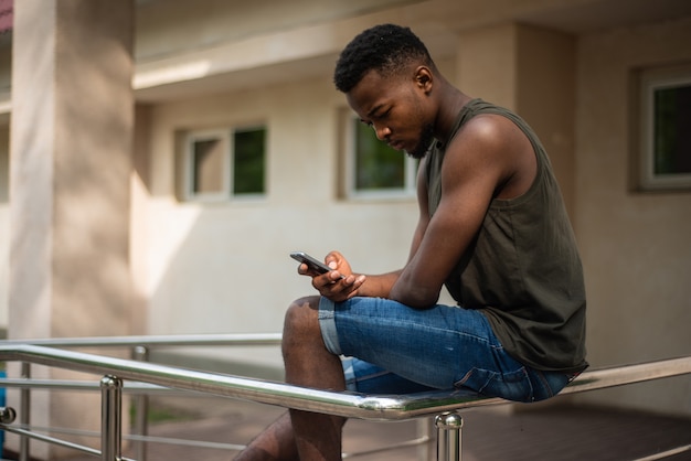 Hipster, um jovem usando um smartphone