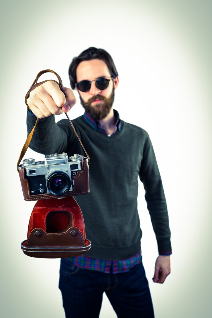 Foto hipster usando sua câmera vintage