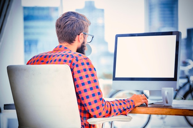 Hipster usando um computador