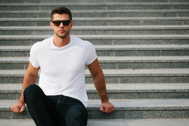 Foto hipster vestindo camiseta branca em branco com espaço para seu logotipo