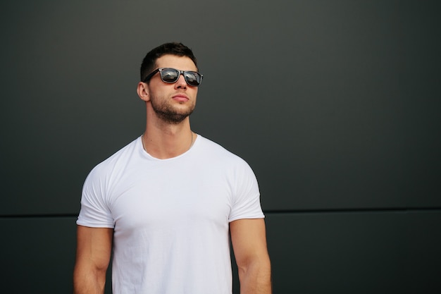 Hipster vestindo camiseta branca em branco com espaço para seu logotipo