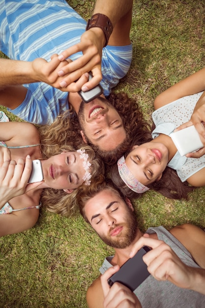 Hipsters deitado na grama sorrindo