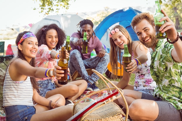 Hipsters divirtiéndose en su campamento