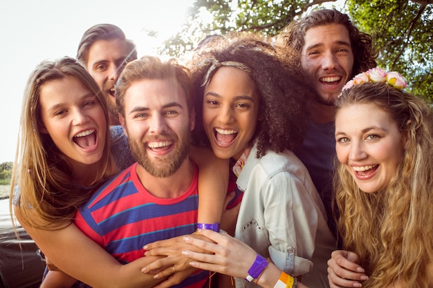 Hipsters felices sonriendo a la cámara