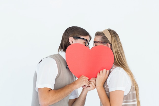Hipsters Geeky beijando atrás do cartão do coração