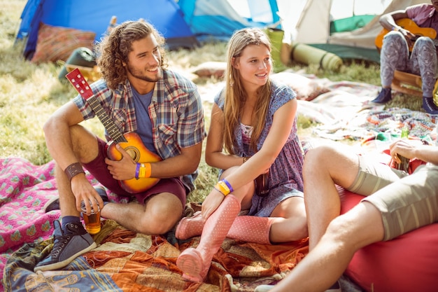 Hipsters se divertem em seu acampamento