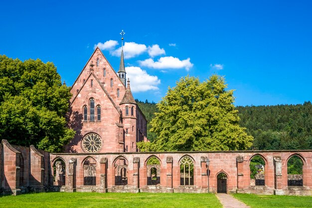 Foto hirsau-abtei gegen den himmel an einem sonnigen tag