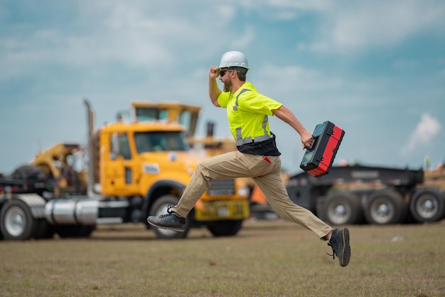 Hispanic s Bauarbeiter aufgeregt springen auf der Baustelle aufgeregt Bauarbeiter Bauarbeiter in einer Sicherheit