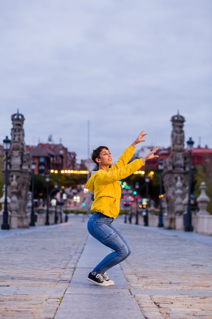 Hispânica jovem dançarina contemporânea ritmo alegre estilo de vida dança energética e divertida