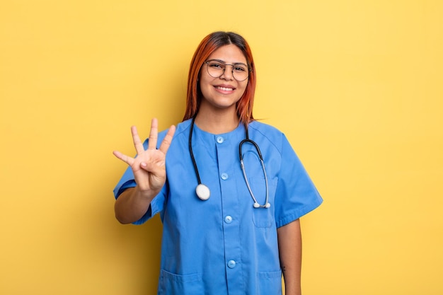 Hispanische Frau lächelt und sieht freundlich aus und zeigt das Konzept der Krankenschwester Nummer vier