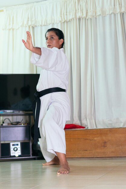 Hispanische Frau übt Karate