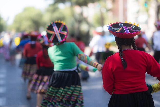 Hispanische Frauen in traditioneller Kleidung gehen in einer Parade, um das nationale hispanische Erbe zu feiern