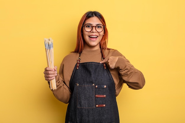 Hispanische hübsche Frau. Kunststudentenkonzept