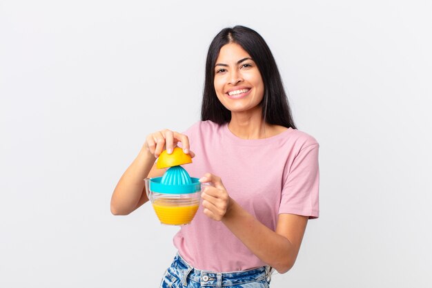 Hispanische hübsche Frau. Orangensaft und Frühstückskonzept