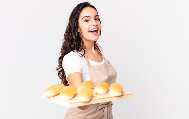 Hispanische hübsche Kochfrau mit einem Brotbrötchen troy