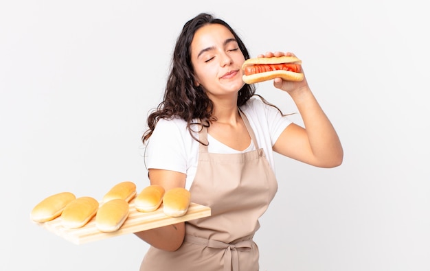 Hispanische hübsche Kochfrau mit einem Brotbrötchen troy