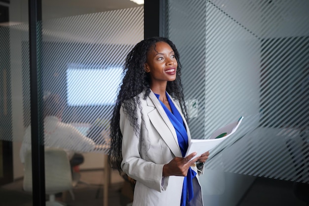 Hispanische und selbstbewusste Afro-Geschäftsfrau im Arbeitsbereich, die im modernen Startbüro arbeitet