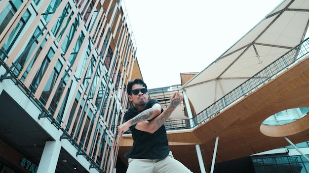 Hispanischer Breakdancer tanzt vor der Kamera mit der Tiefwinkelkamera Mall Endeavour
