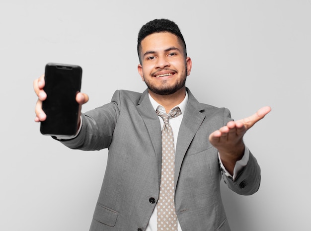 Hispanischer Geschäftsmann glücklicher Ausdruck und hält ein Telefon