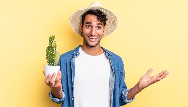 Hispanischer gutaussehender Mann, der sich glücklich fühlt, überrascht, eine Lösung oder ein Ideenbauern- und Kaktuskonzept zu realisieren