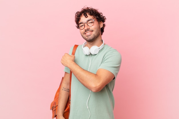 Hispanischer Student, der sich glücklich, positiv und erfolgreich fühlt, motiviert ist, wenn er sich einer Herausforderung stellt oder gute Ergebnisse feiert