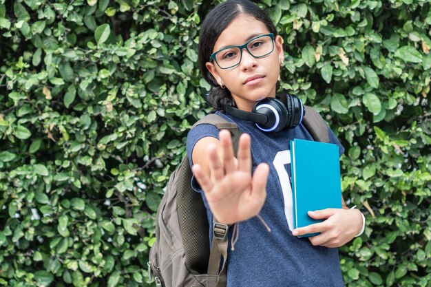 Hispanischer Student mit ausgestrecktem Arm