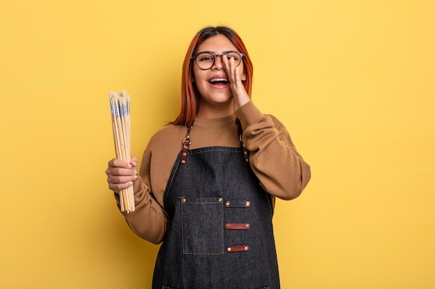 Hispanisches hübsches Frauenkunststudentenkonzept