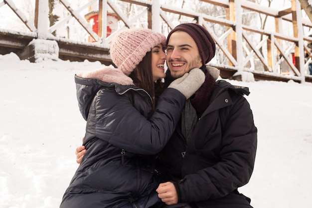 Historia de amor de invierno, una hermosa joven pareja con estilo.