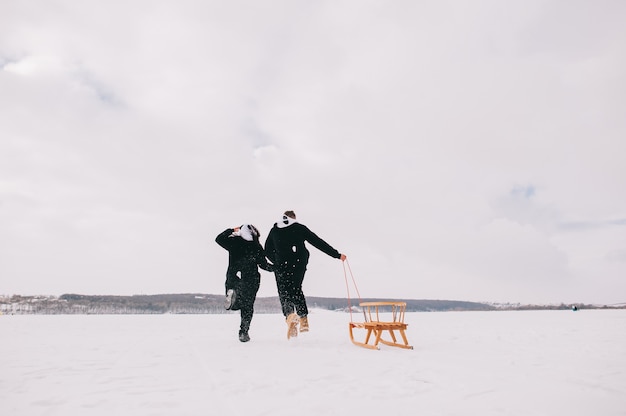 Historia de amor de invierno, una hermosa joven pareja en trajes de panda