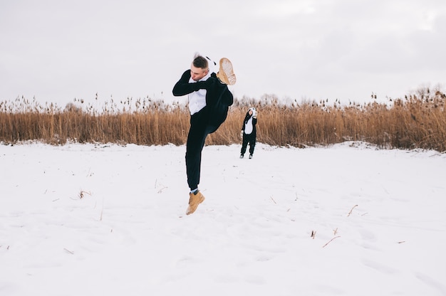 Historia de amor de invierno, una hermosa joven pareja en trajes de panda