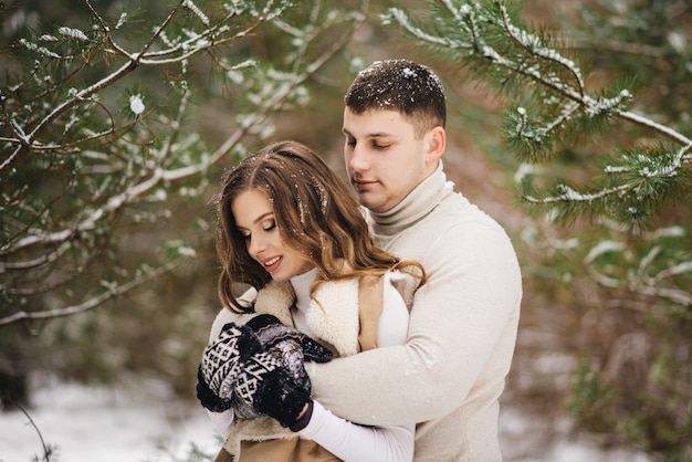 Historia de amor de invierno sobre hielo. Amantes con estilo niño y niña en un nevado. Romance