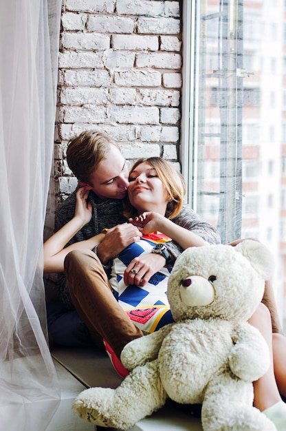 Historia de amor de una joven pareja feliz y divertida en la cama. estudio, hogar acogedor. Dormitorio. Diseño de interiores. Familia