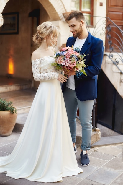 Historia de amor de una mujer y un hombre. Pareja amorosa abraza, una hermosa pareja oriental. Un hombre con una chaqueta y una niña con un vestido largo y lujoso.