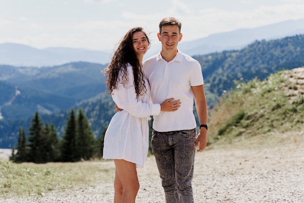 Historia de amor de pareja en la montaña.