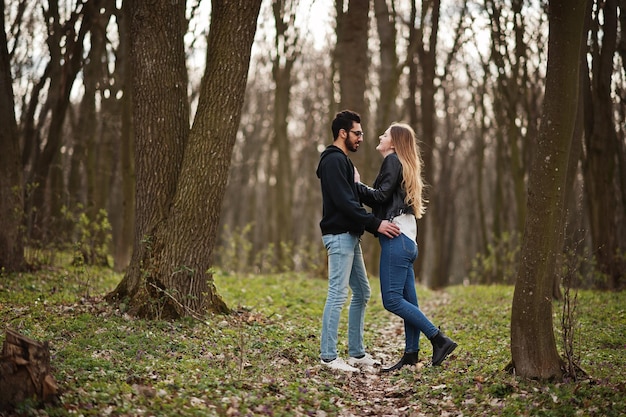 Historia de amor de una pareja multirracial genial en el bosque de primavera