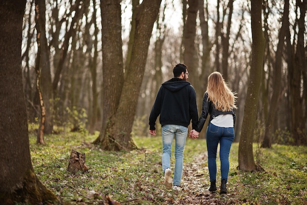 Historia de amor de una pareja multirracial genial en el bosque de primavera