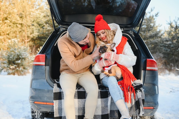 Foto história de amor de casal de neve de inverno