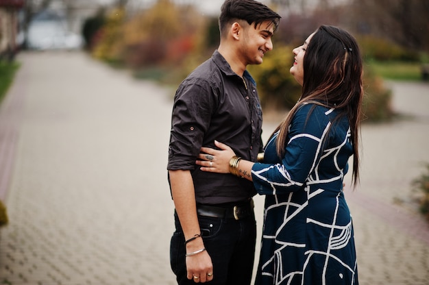 História de amor de casal indiano posou ao ar livre