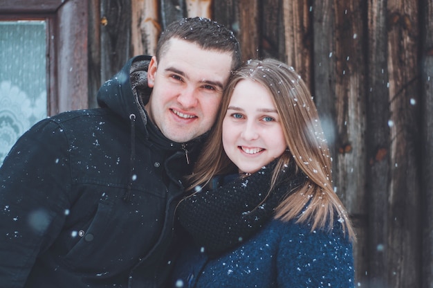 história de amor de inverno. marido e mulher perto da árvore de Natal coberta de neve. Humor de ano novo