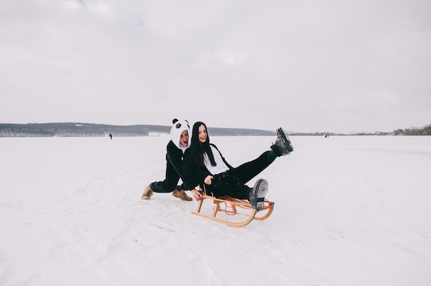 História de amor de inverno, um lindo casal jovem em ternos de panda