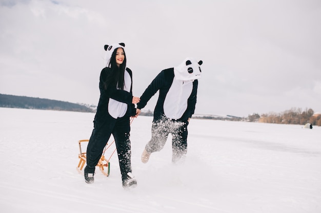 História de amor de inverno, um lindo casal jovem em ternos de panda