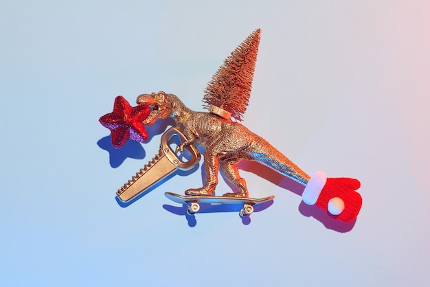 Foto história de ano novo de como um dinossauro dourado roubou uma árvore de natal com uma serra e uma estrela em um skate, um conceito de natal.