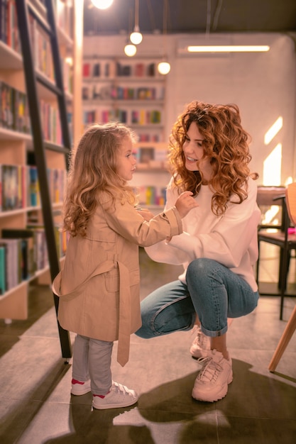 História interessante. garota incrível gesticulando ativamente enquanto fala com a mãe