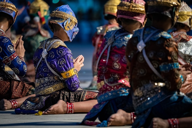 Historia de la pantomima del Ramayana bailando y actuando sobre el terreno por estudiantes tailandeses en el templo tailandés