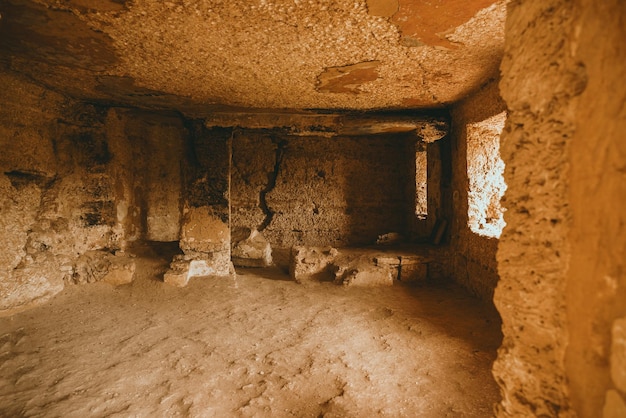 Histórica cueva de piedra blanca vacía bañada por la luz del día sin nadie en ella