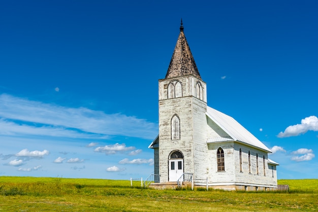 La histórica Iglesia Luterana Immanuel en Almirante, Saskatchewan con un campo de colza