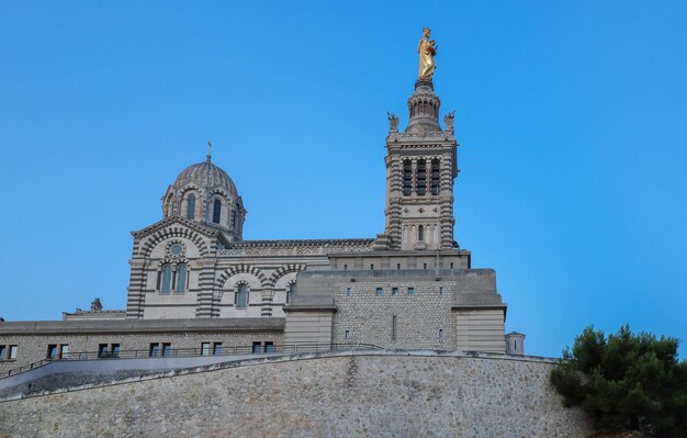 La histórica iglesia Notre Dame de la Garde de Marsella en el sur de Francia